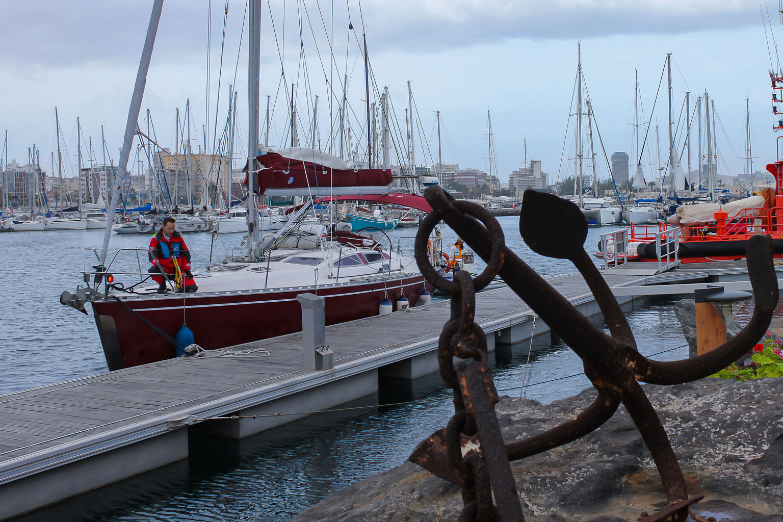 Yacht liegt in der Marina von Las Palmas
