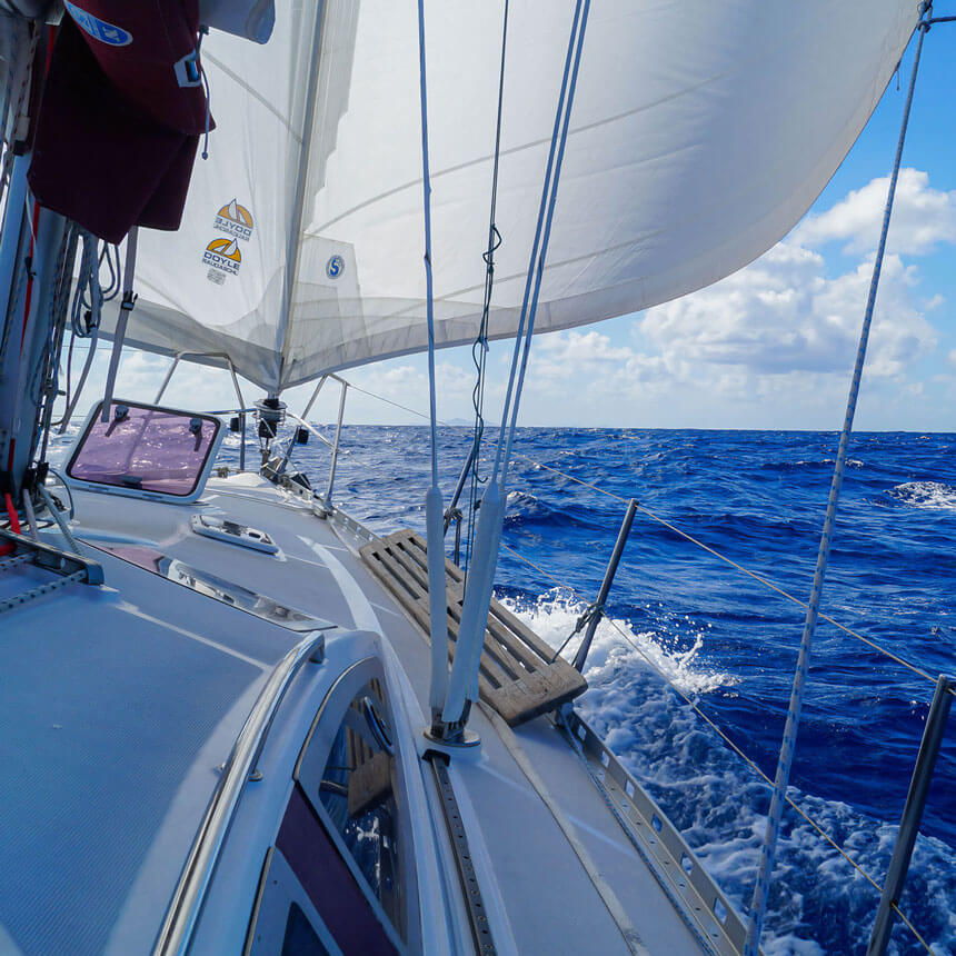Yacht in Fahrt in Richtung Karibik